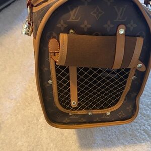 Lv pet carrier